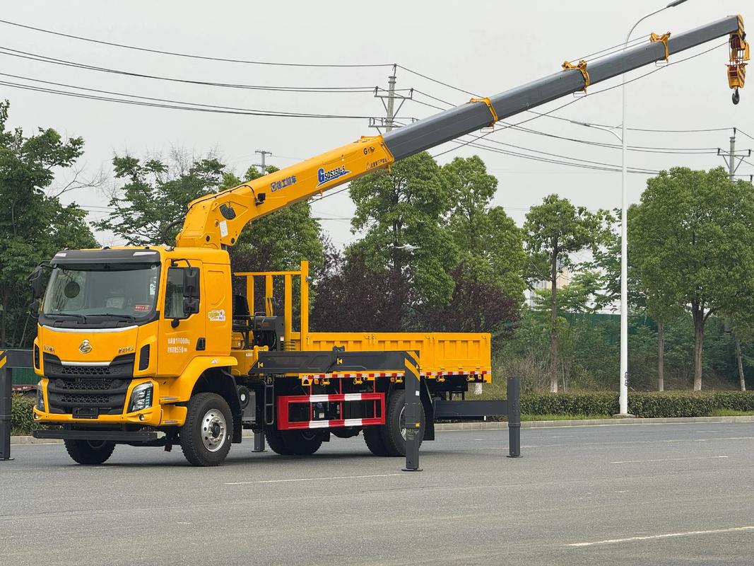 隨車吊廠家首發 柳汽乘龍玉柴270馬力搭配徐工14噸上裝，開創行業新標桿